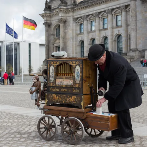 Barrel-organ player outside the Reichstag, Berlin, Germany — Nicolas Marincic