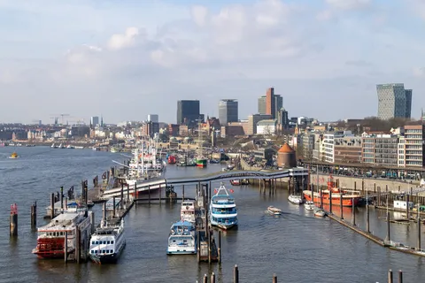 Pontons des Landungsbrücken sur l’Elbe, Allemagne — Nicolas Marincic