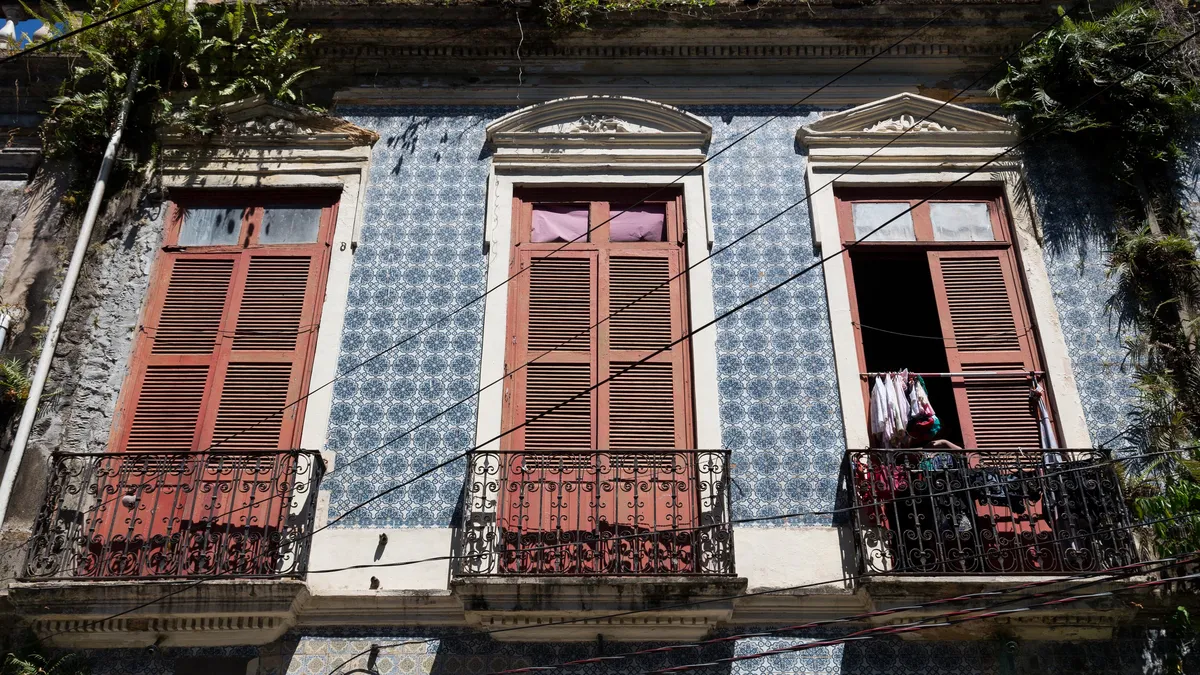 Façade d’azulejos aux volets rouges, Brésil — Nicolas Marincic