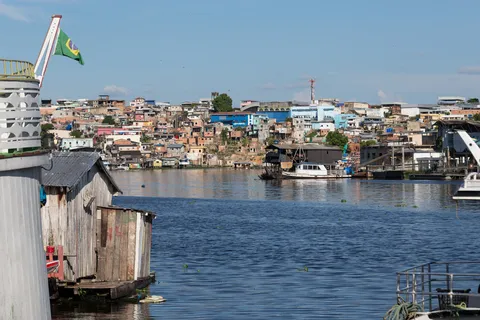 Maisons flottantes et ville au bord du fleuve, Brésil — Nicolas Marincic
