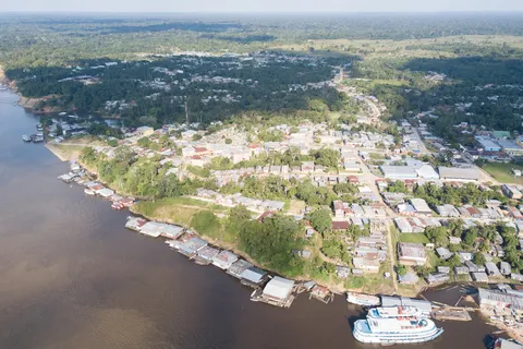 Aerial view of a town on the Solimões, Brazil — Nicolas Marincic