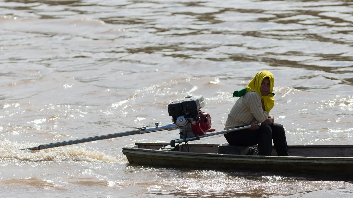 Peque-peque boatman near the triple border, Brazil — Nicolas Marincic