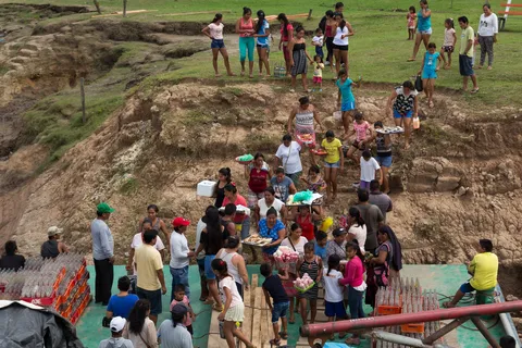 Villagers crowding the boat at an Amazon landing, Peru — Nicolas Marincic