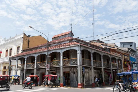 Maison à balcons et motocarros à Iquitos, Pérou — Nicolas Marincic