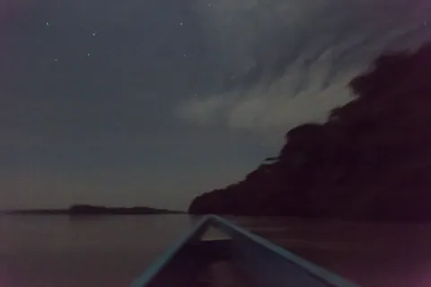 Nuit étoilée sur le fleuve depuis une pirogue, Pérou — Nicolas Marincic