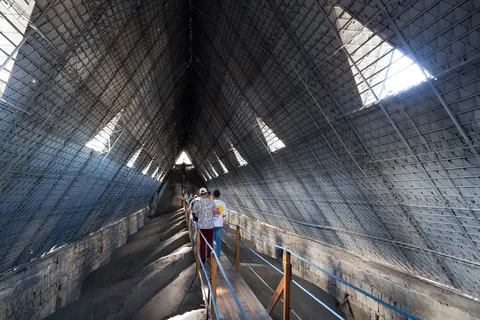 Passerelle sous les combles de la basilique, Quito, Équateur — Nicolas Marincic