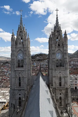 Tours de la basilique au-dessus de Quito, Équateur — Nicolas Marincic