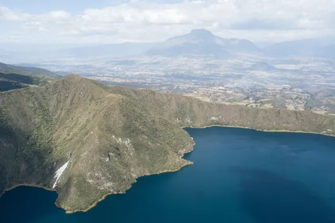 Cratère de Cuicocha et volcan Imbabura vus du ciel, Équateur — Nicolas Marincic
