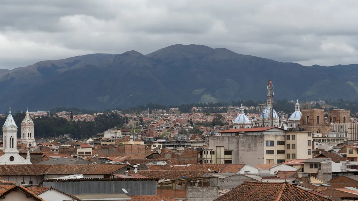 Toits et coupoles de Cuenca devant les montagnes, Équateur — Nicolas Marincic