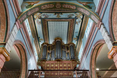 Orgue et plafond peint d’une église de Cuenca, Équateur — Nicolas Marincic