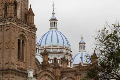 Coupoles bleues de la Nouvelle Cathédrale, Cuenca, Équateur — Nicolas Marincic