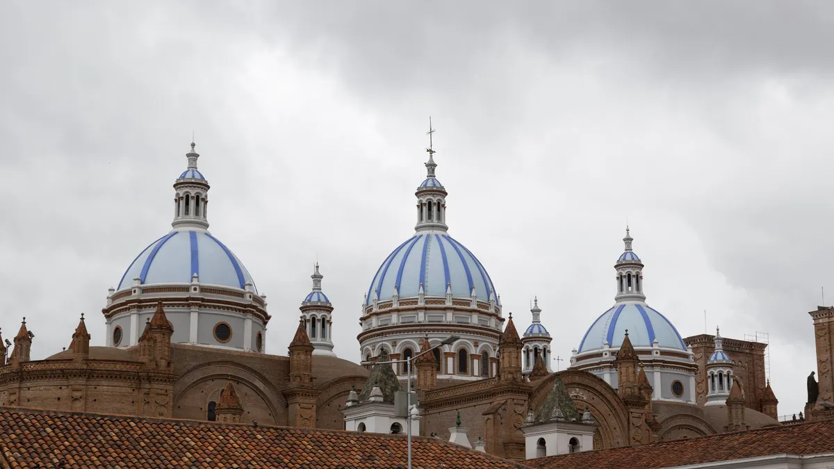 Coupoles de la Nouvelle Cathédrale sur les toits de Cuenca, Équateur — Nicolas Marincic