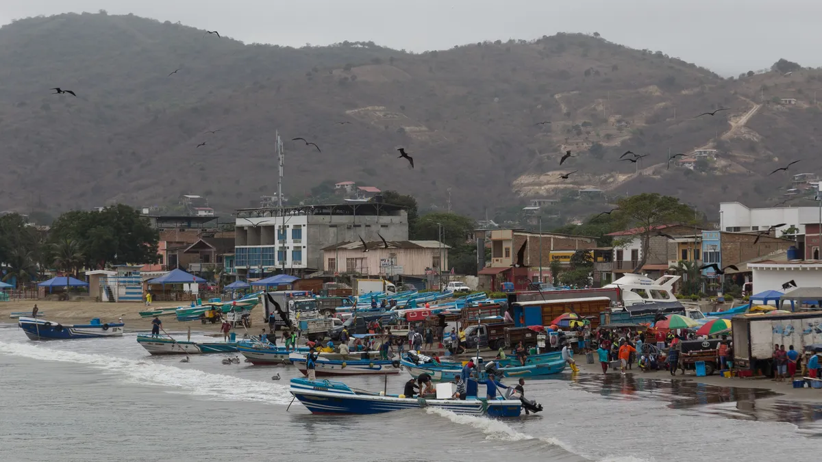 Bateaux de pêche sur la plage de Puerto López, Équateur — Nicolas Marincic