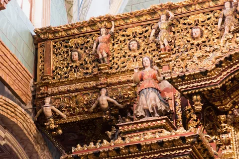 Boiseries baroques dorées d’une église coloniale, Quito, Équateur — Nicolas Marincic
