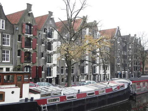 Houseboats and gabled warehouses on the Brouwersgracht, Netherlands — Nicolas Marincic