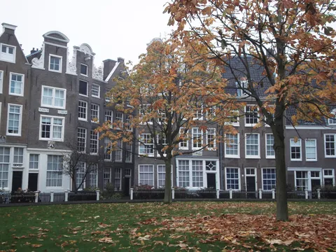 The Begijnhof in autumn, Amsterdam, Netherlands — Nicolas Marincic