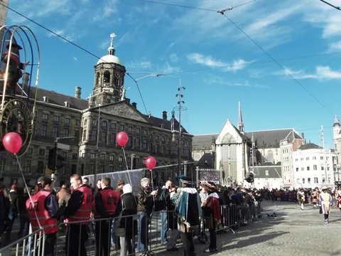 Sinterklaas crowd before the Royal Palace, Dam Square, Netherlands — Nicolas Marincic