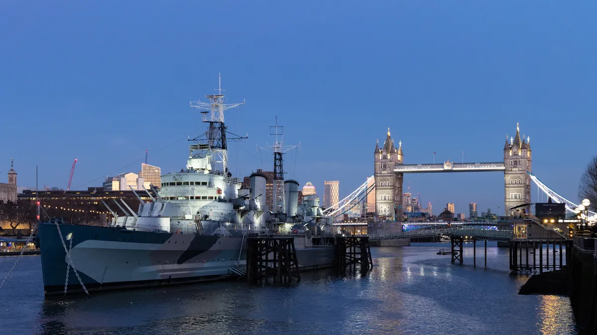 HMS Belfast et Tower Bridge à l’heure bleue, Royaume-Uni — Nicolas Marincic