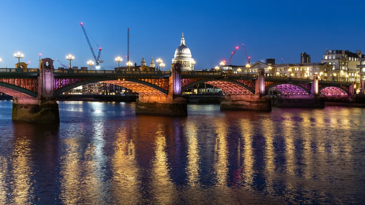 Lumières du pont de Southwark sur la Tamise la nuit, Royaume-Uni — Nicolas Marincic