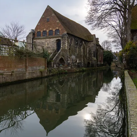 Chapelle médiévale reflétée dans la Stour, Cantorbéry, Royaume-Uni — Nicolas Marincic