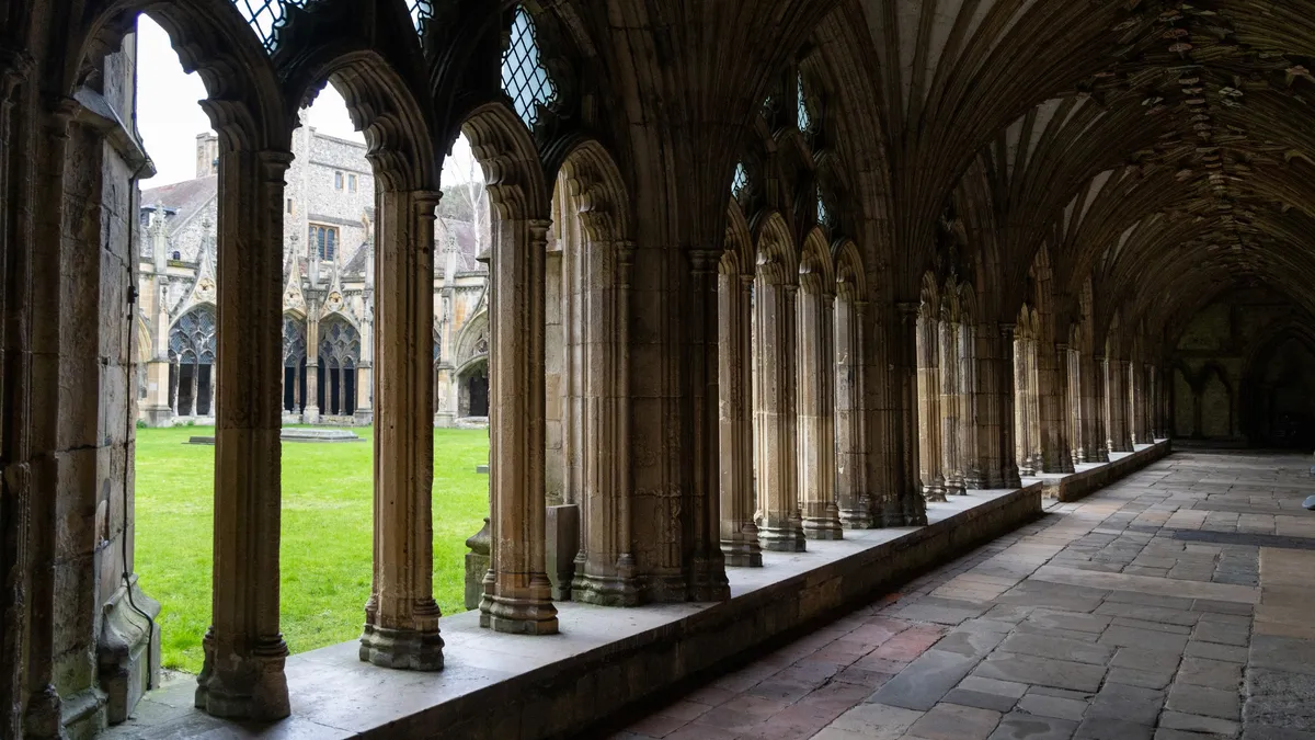 Arcades du grand cloître, cathédrale de Cantorbéry, Royaume-Uni — Nicolas Marincic