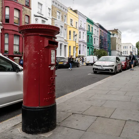 Boîte aux lettres rouge et maisons pastel, Notting Hill, Royaume-Uni — Nicolas Marincic