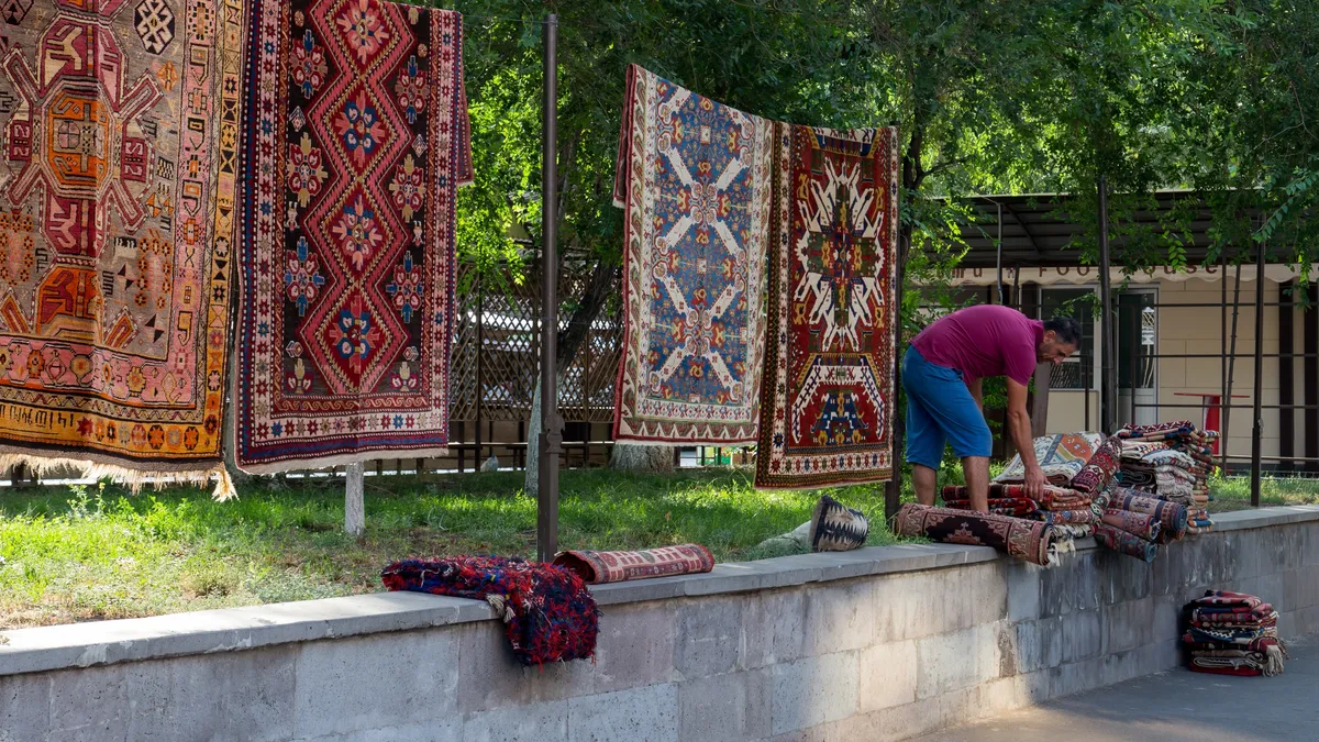 Tapis suspendus à vendre, Arménie — Nicolas Marincic