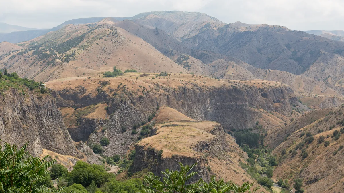 Gorges et collines arides, Arménie — Nicolas Marincic