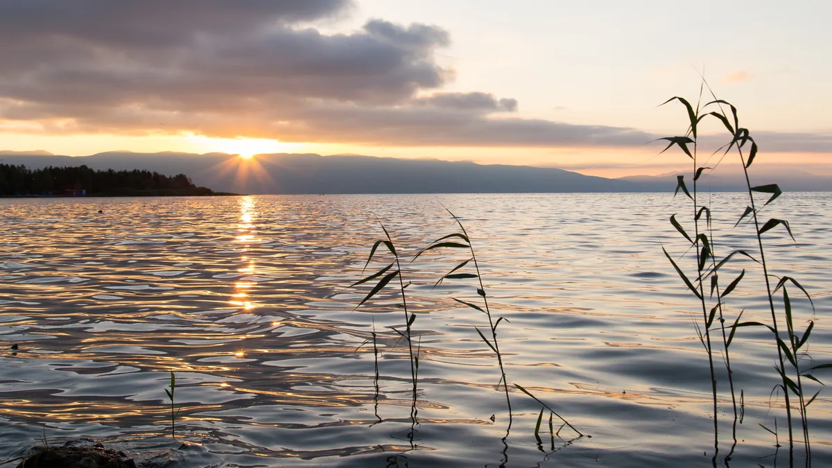 Coucher de soleil sur le lac Sevan, Arménie — Nicolas Marincic