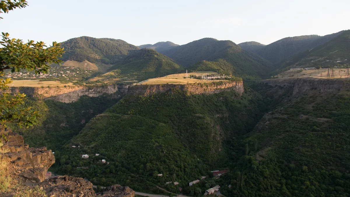 Gorges verdoyantes sous un plateau, Arménie — Nicolas Marincic