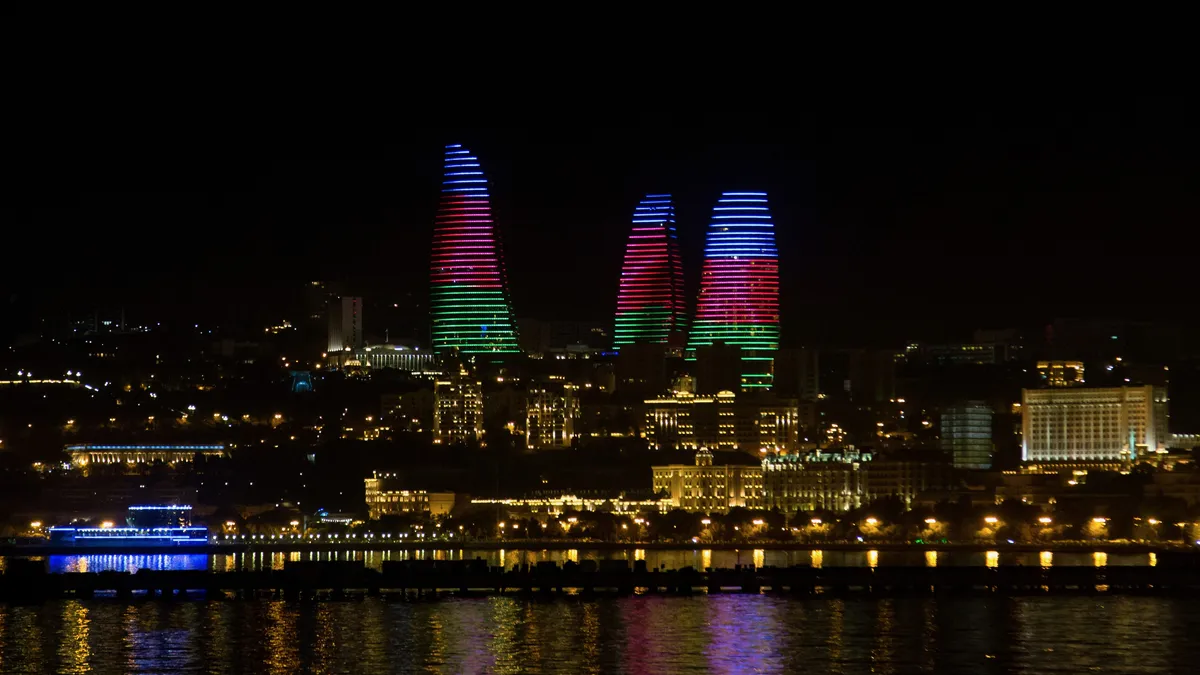 Flame Towers illuminées au-dessus de Bakou, Azerbaïdjan — Nicolas Marincic