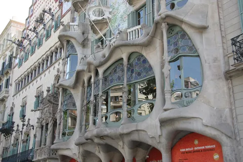 Casa Batlló facade on Passeig de Gràcia, Spain — Nicolas Marincic