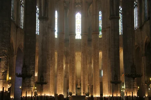 Illuminated Gothic interior of Santa Maria del Mar, Spain — Nicolas Marincic