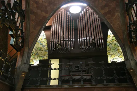 Organ and parabolic arch in the main hall, Palau Güell, Spain — Nicolas Marincic