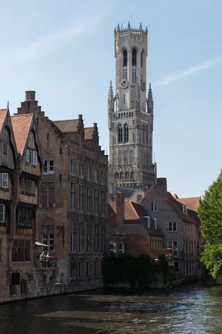 Rozenhoedkaai et le beffroi, Bruges, Belgique — Nicolas Marincic