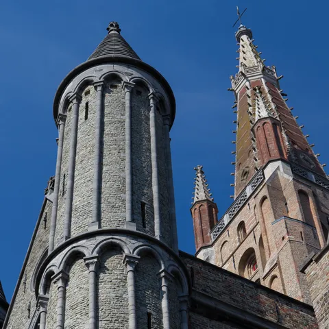 Tour de Gruuthuse et flèche de Notre-Dame, Bruges, Belgique — Nicolas Marincic
