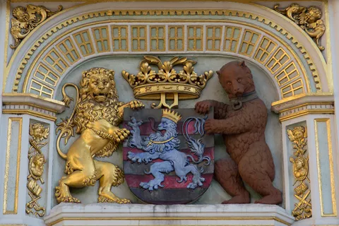 Armoiries au lion et à l’ours dorés, Bruges, Belgique — Nicolas Marincic