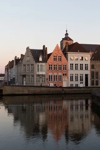 Maisons de la place Jan van Eyck reflétées au crépuscule, Belgique — Nicolas Marincic
