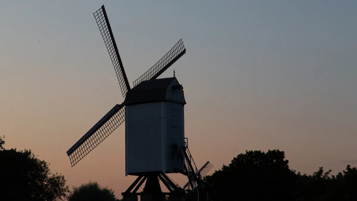 Silhouette de moulin au crépuscule, Bruges, Belgique — Nicolas Marincic