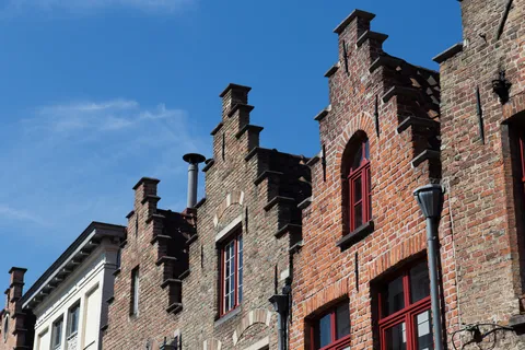 Pignons à redents en brique sur ciel bleu, Bruges, Belgique — Nicolas Marincic