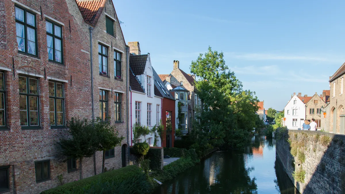 Canal du Groenerei et maisons de brique, Bruges, Belgique — Nicolas Marincic