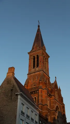 Flèche d’église en brique rouge à la lumière chaude, Bruges, Belgique — Nicolas Marincic