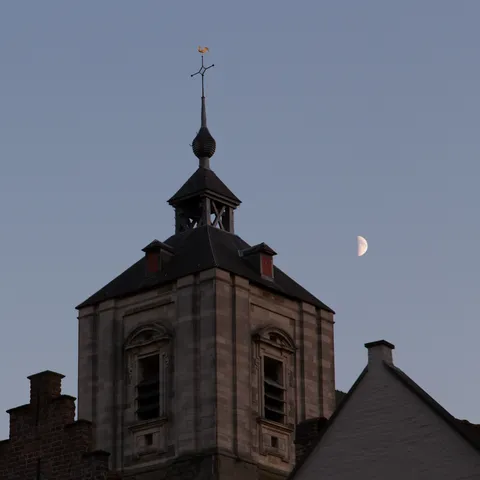 Clocher et croissant de lune au crépuscule, Bruges, Belgique — Nicolas Marincic