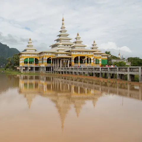 Pagode reflétée dans les eaux de crue, Hpa-An, Birmanie — Nicolas Marincic