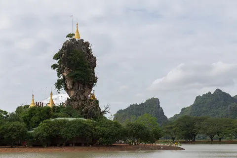 Pagode de Kyauk Ka Lat sur son piton rocheux, Hpa-An, Birmanie — Nicolas Marincic