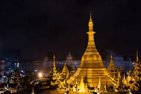 Pagode Sule illuminée la nuit, Rangoun, Birmanie — Nicolas Marincic