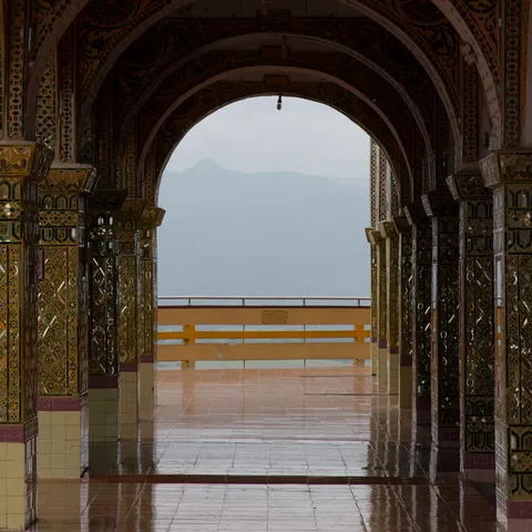 Plaine de l’Irrawaddy dans la brume depuis la colline de Sagaing, Birmanie — Nicolas Marincic