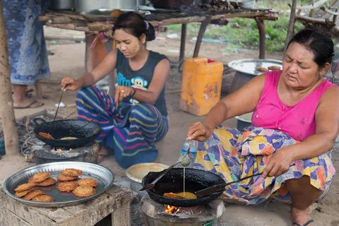 Women frying snacks at a roadside stall, Bagan, Burma — Nicolas Marincic