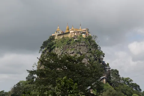 Monastère du mont Popa sur son piton volcanique, Birmanie — Nicolas Marincic