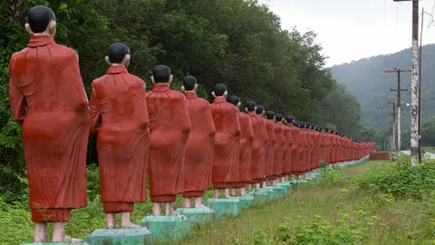 Statues de moines alignées de Win Sein Taw Ya, Birmanie — Nicolas Marincic